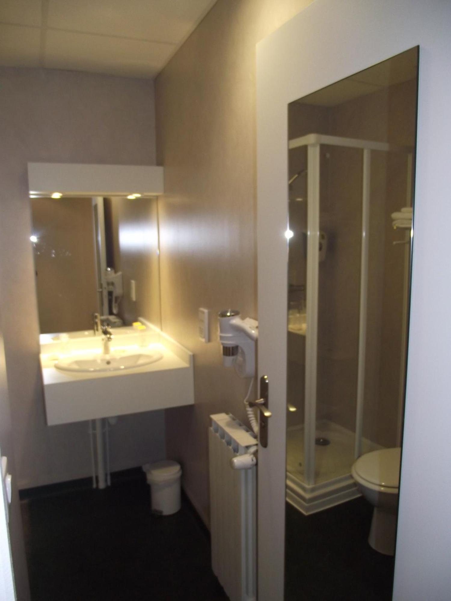 Logis Hotel Des Bourbons Монлюсон Экстерьер фото