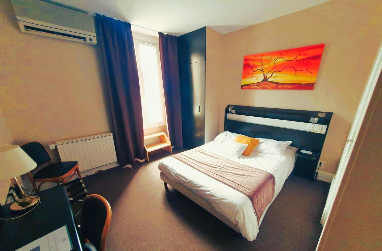 Logis Hotel Des Bourbons Монлюсон Экстерьер фото