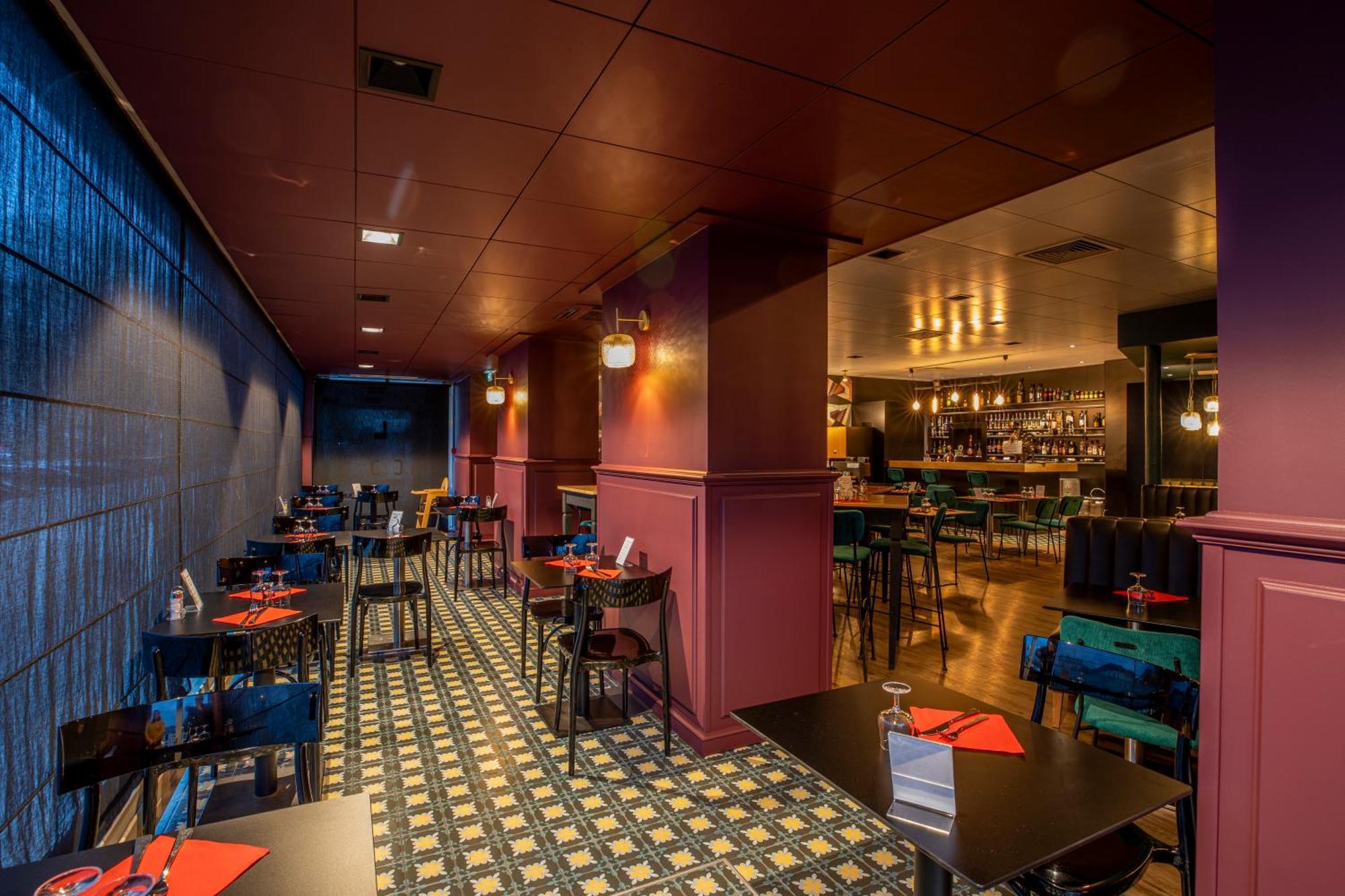 Logis Hotel Des Bourbons Монлюсон Экстерьер фото