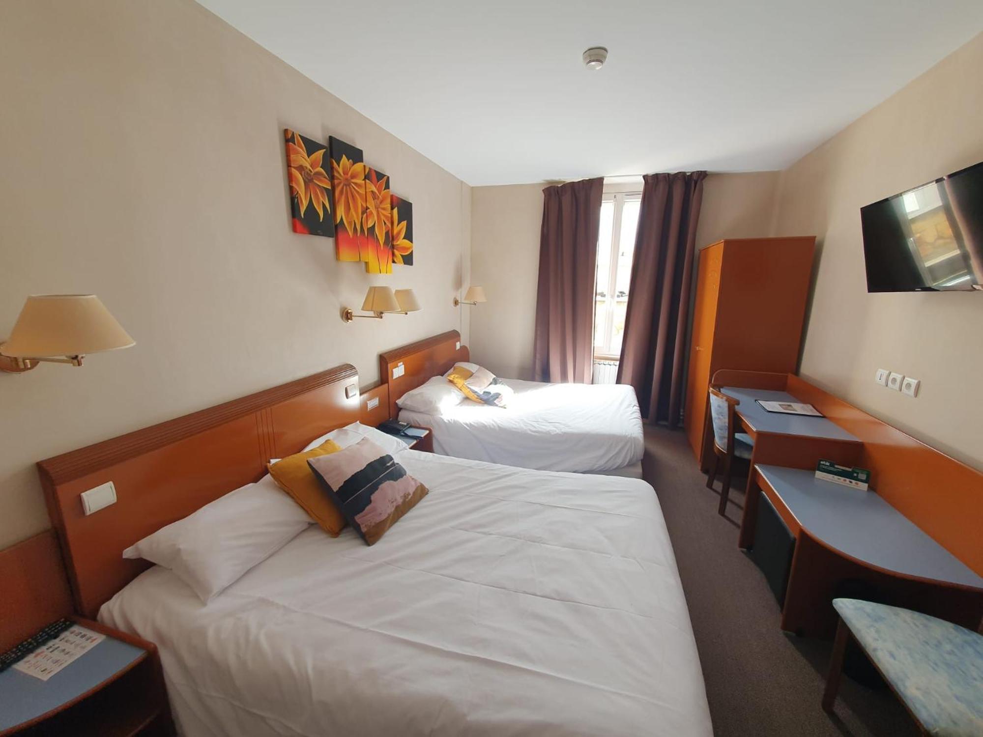Logis Hotel Des Bourbons Монлюсон Экстерьер фото