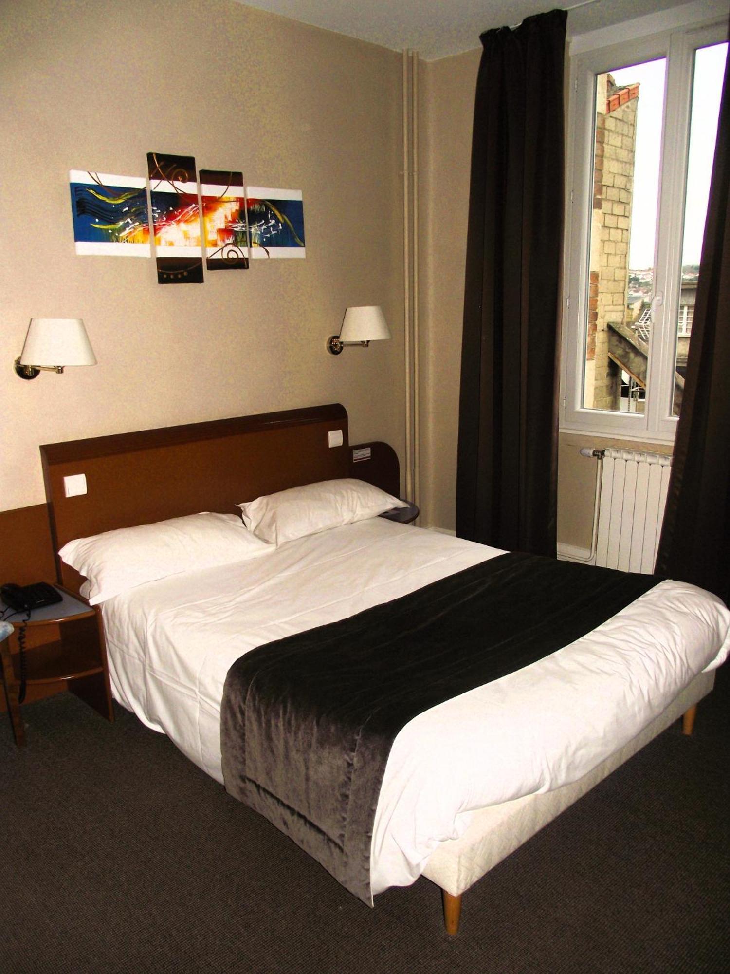 Logis Hotel Des Bourbons Монлюсон Экстерьер фото