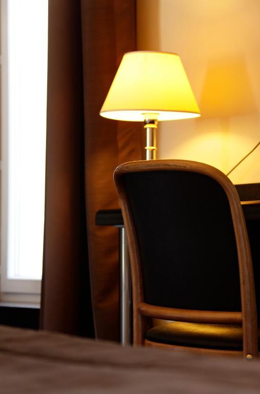 Logis Hotel Des Bourbons Монлюсон Номер фото