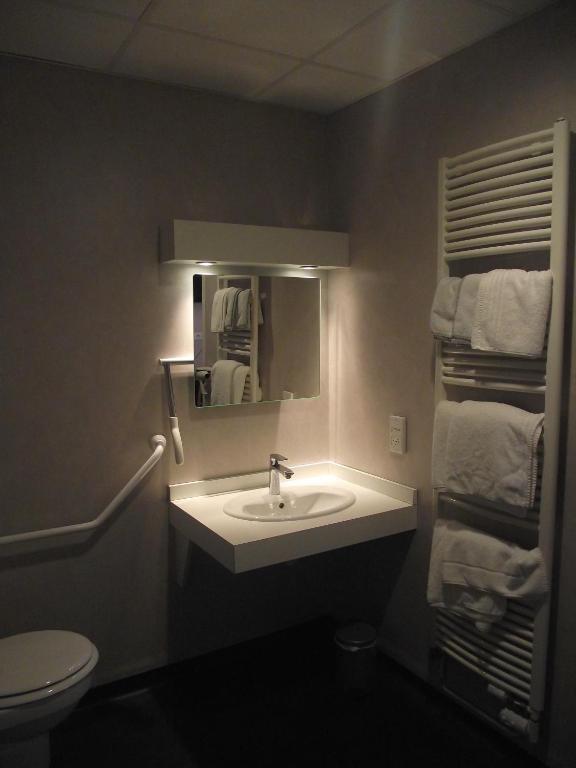 Logis Hotel Des Bourbons Монлюсон Экстерьер фото